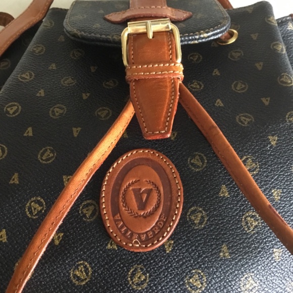 Beautiful Valleverde Shoulder/Crossbody Drawstring Leather Bag - Picture 2 of 10